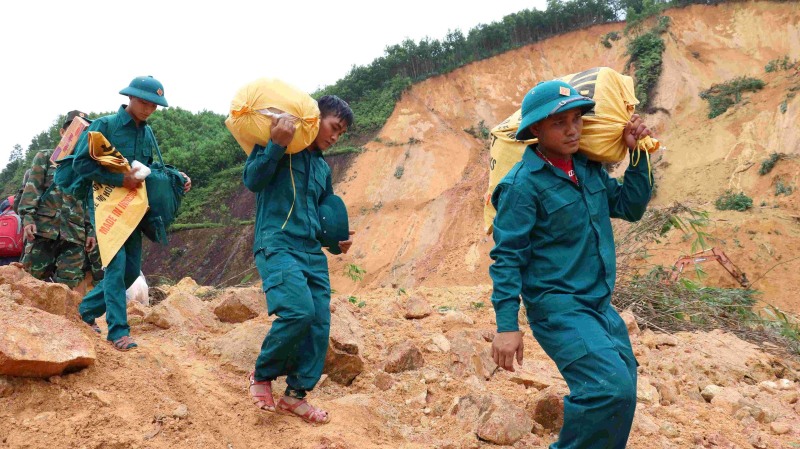 Bo doi, dan quan khan truong khac phuc sat lo, mo duong vao vung bi chia cat. Anh: Truong An