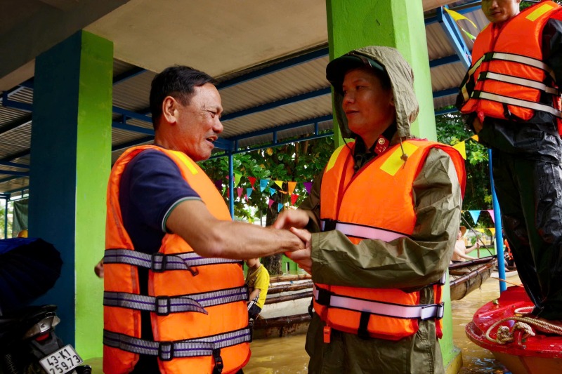 Nguoi dan vung ngap lut, sat lo Da Nang xuc dong nhan qua ho tro tu tay bo doi. Anh: Truong An