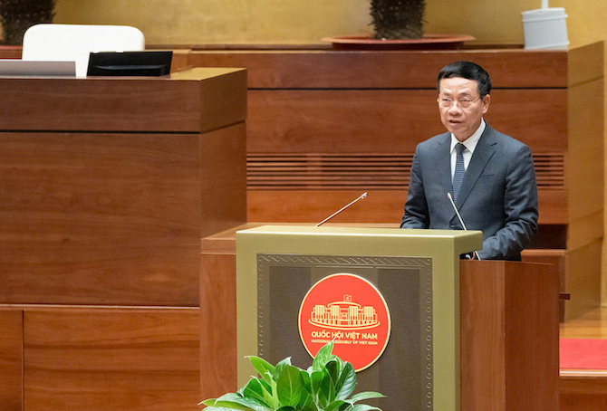 Bo truong Bo Khoa hoc va Cong nghe Nguyen Manh Hung trinh bay To trinh cua Chinh phu ve Du an Luat Cong nghe cao (sua doi). Anh: Quochoi.vn