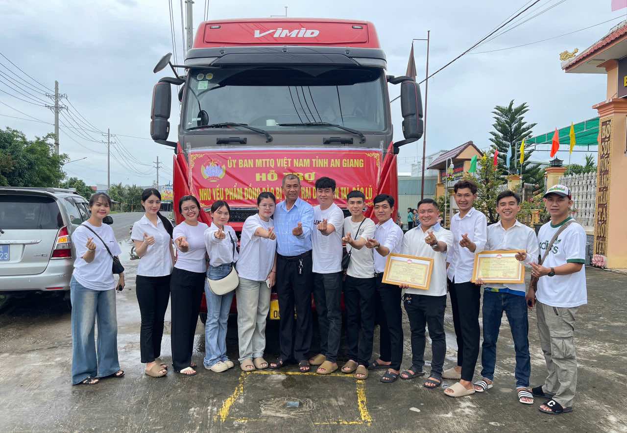 Hang hoa duoc van chuyen de ho tro cho ba con o tinh Thai Nguyen va Lang Son anh huong cua bao so 11. Anh: Nguyen Hoai