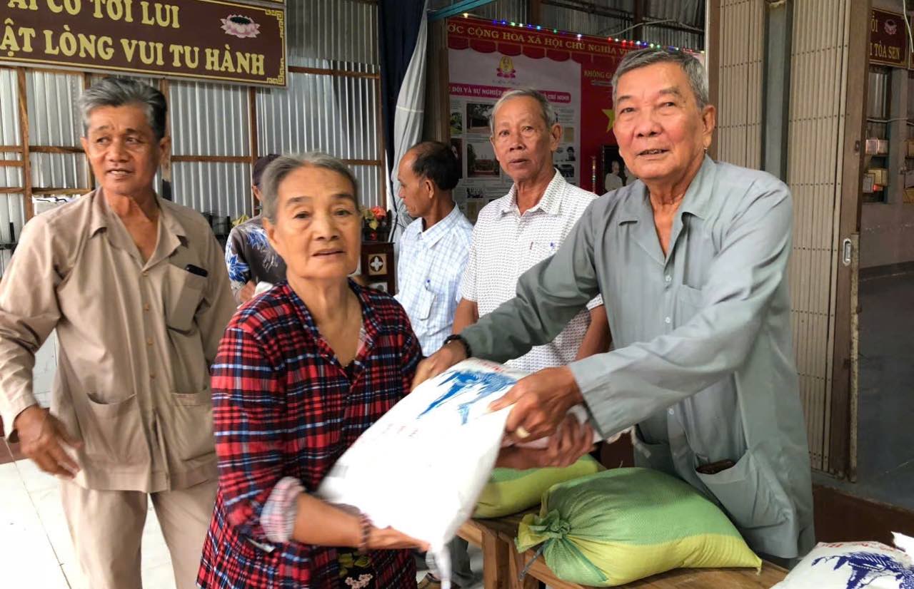 Ban Tri su Phat giao Hoa Hao xa Phu Huu trao ho tro cho nguoi dan ngheo, co hoan canh kho khan. Anh: Nghia Thanh