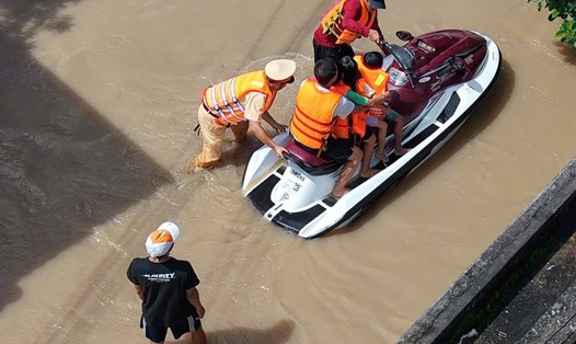 Cảnh sát Giao thông Công an Lâm Đồng sử dụng ca nô vượt lũ ứng cứu người dân. Ảnh: Phúc Khánh