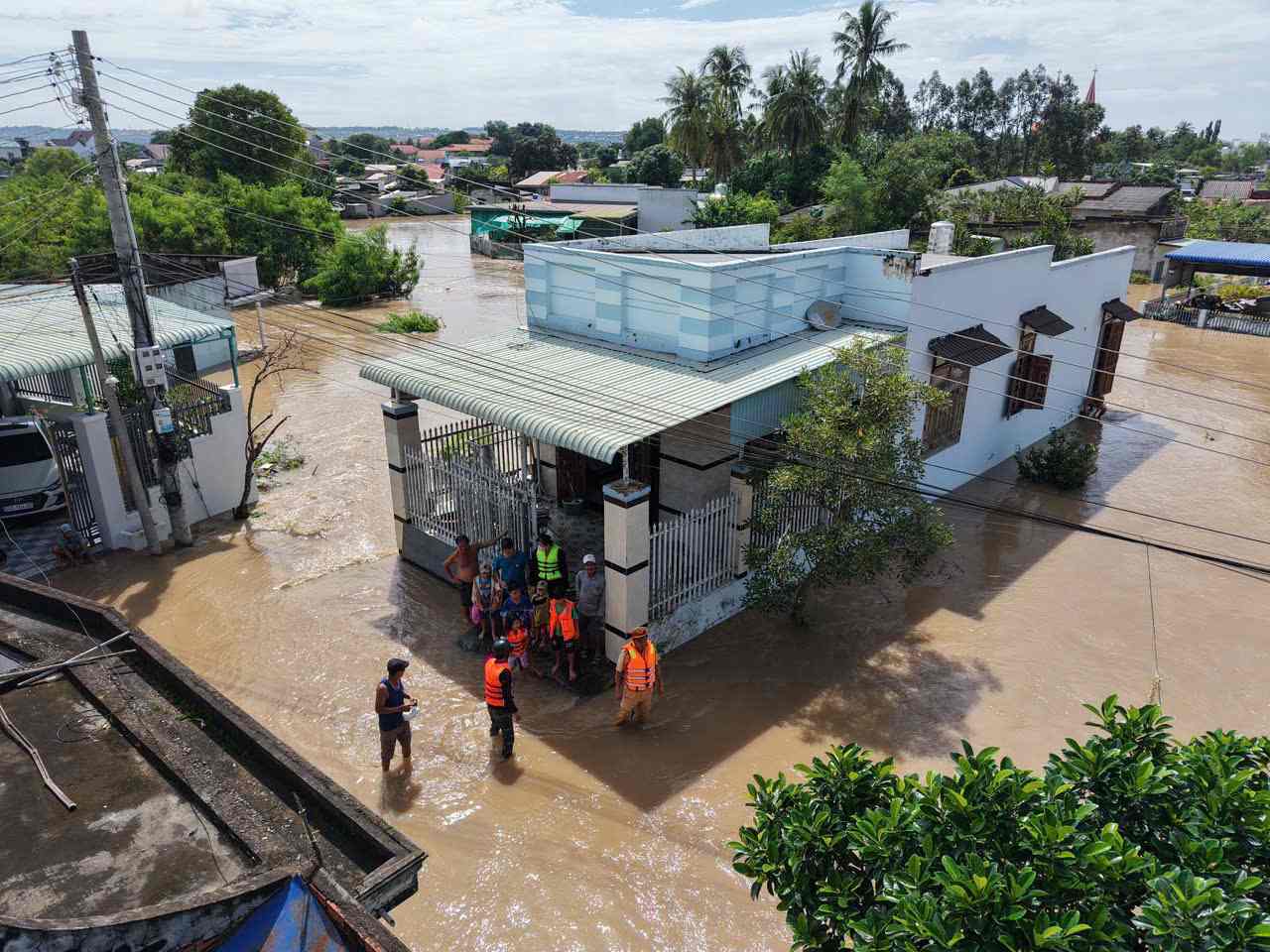 Luc luong cong an tiep can cac ho dan bi nuoc lu co lap de ho tro so tan nguoi dan den noi an toan. Anh: Cong an cung cap