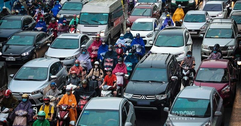 Cold air is forecast to continue to cause rain in the North today, October 31. Photo: Huu Chanh