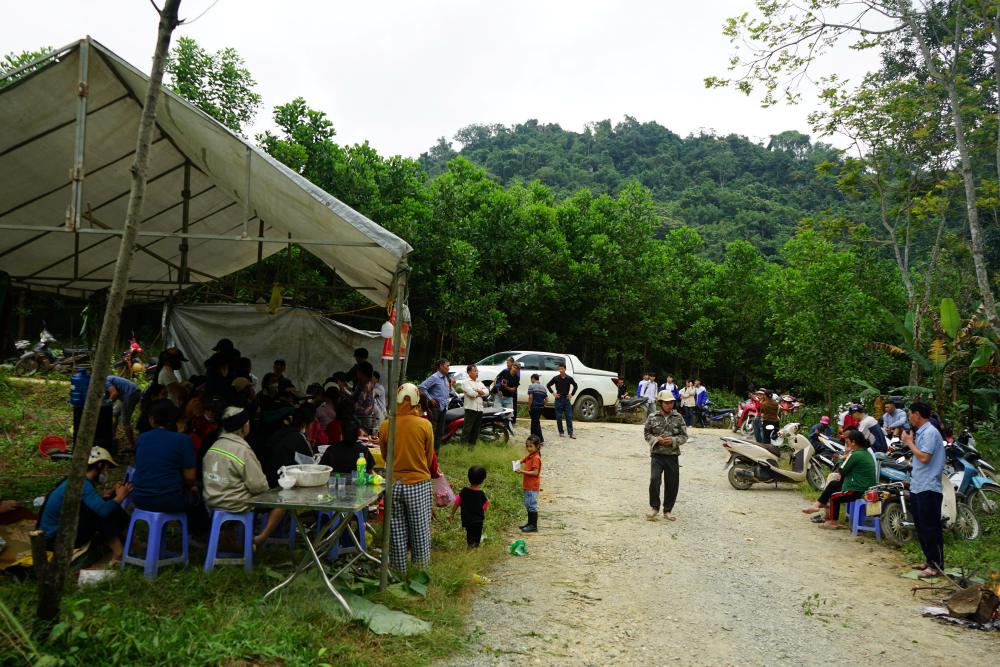 People gathered to protest the polluted pig farm. Photo: Quach Du