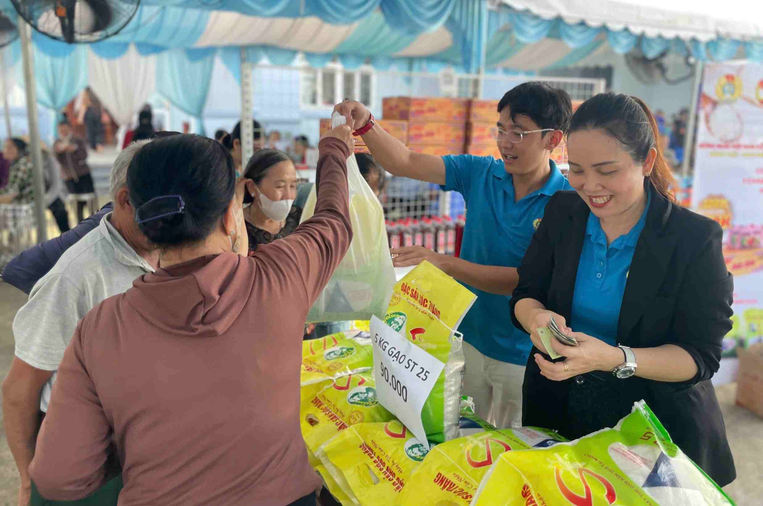 Cong doan phuong phoi hop voi cac don vi to chuc gian hang ho tro nguoi kho khan. Anh: Dinh Trong