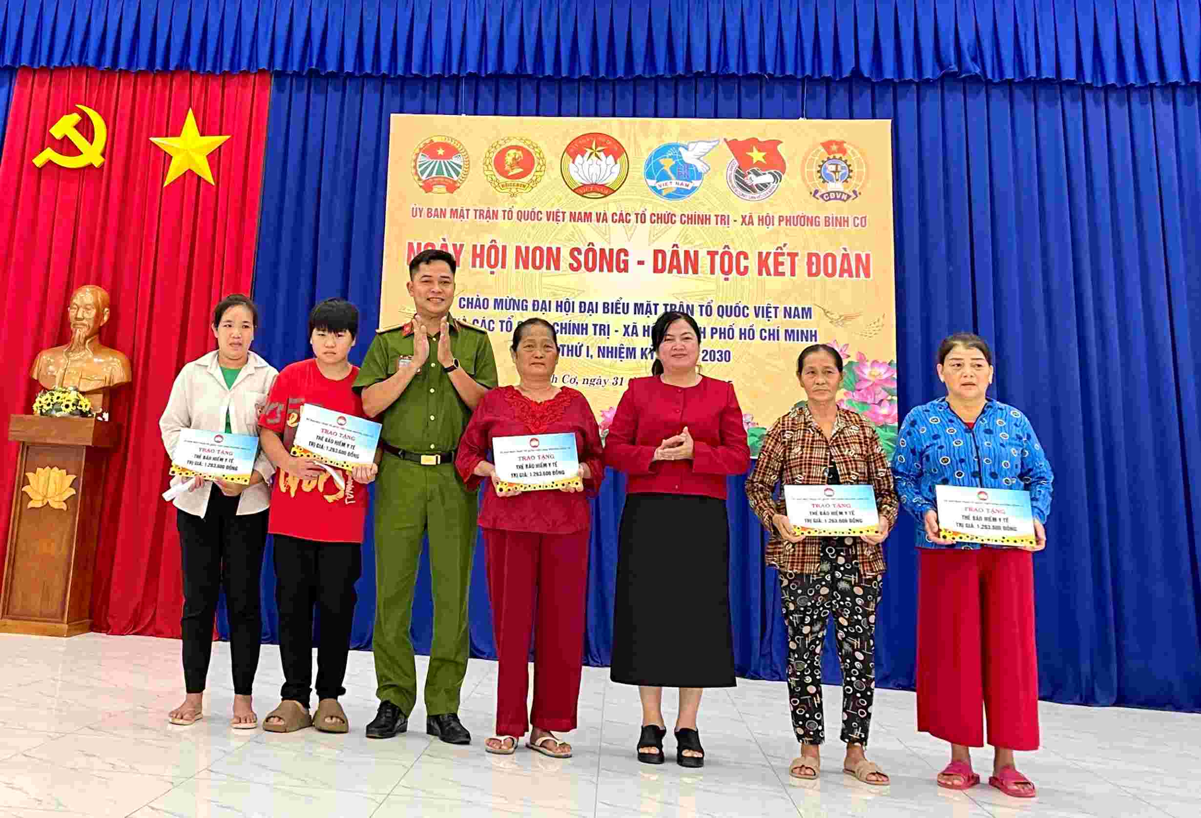 Lanh dao Uy ban MTTQ phuong Binh Co trao tang the bao hiem y te cho nguoi dan kho khan. Anh: Tuyet Trinh