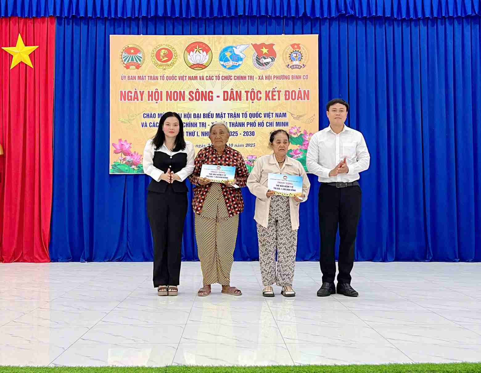 ビンコー区の指導者たちは、「リバーサイドフェスティバル - 国民が団結する」プログラムで困難に直面している人々を支援しています。写真: トゥエット・リン