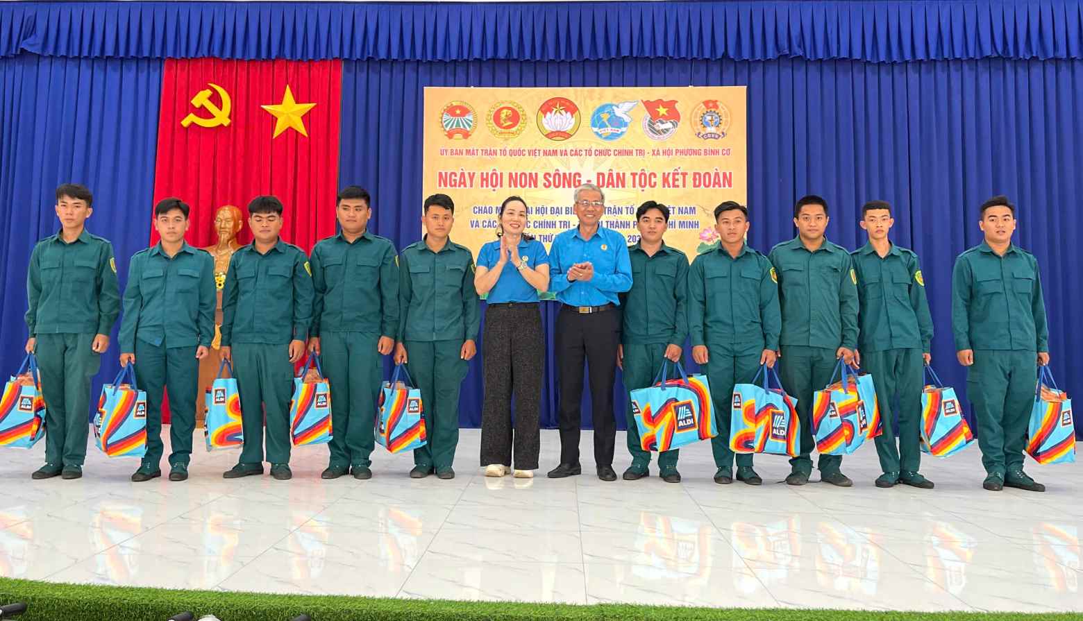 Cong doan phuong trao tang qua cho luc luong Quan su phuong Binh Co. Anh: Tuyet Trinh