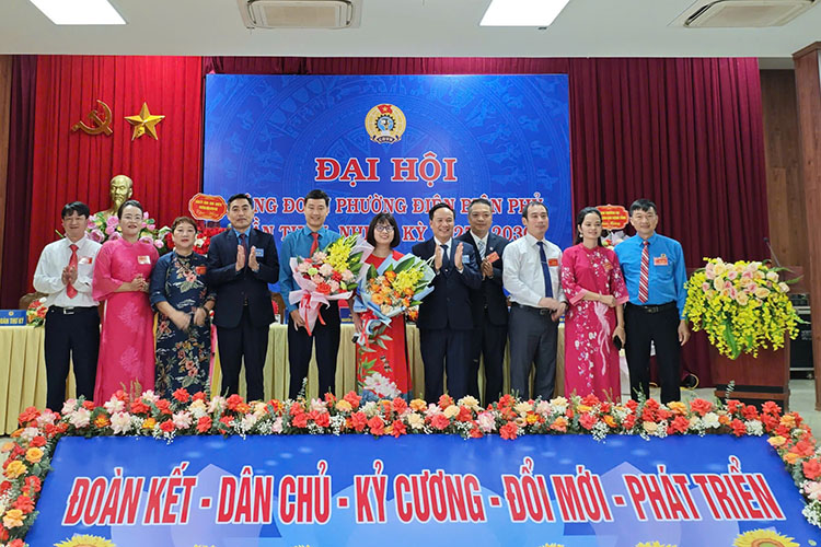 Mr. Tan Minh Long - Chairman of the Dien Bien Provincial Federation of Labor (4th from left to right) presented flowers to congratulate the Dien Bien Phu Ward Union Executive Committee. Photo: Giang Nam