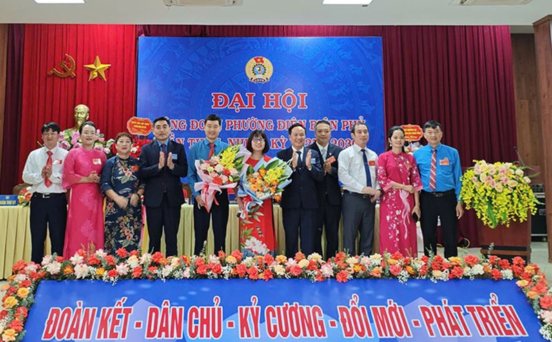 Mr. Tan Minh Long - Chairman of the Dien Bien Provincial Federation of Labor (4th from left to right) presented flowers to congratulate the Dien Bien Phu Ward Union Executive Committee. Photo: Giang Nam