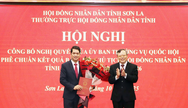 Mr. Nguyen Thai Hung, Chairman of the People's Council of Son La province, presented the decision and congratulated Mr. Vi Duc Tho. Photo: Nguyen Thu