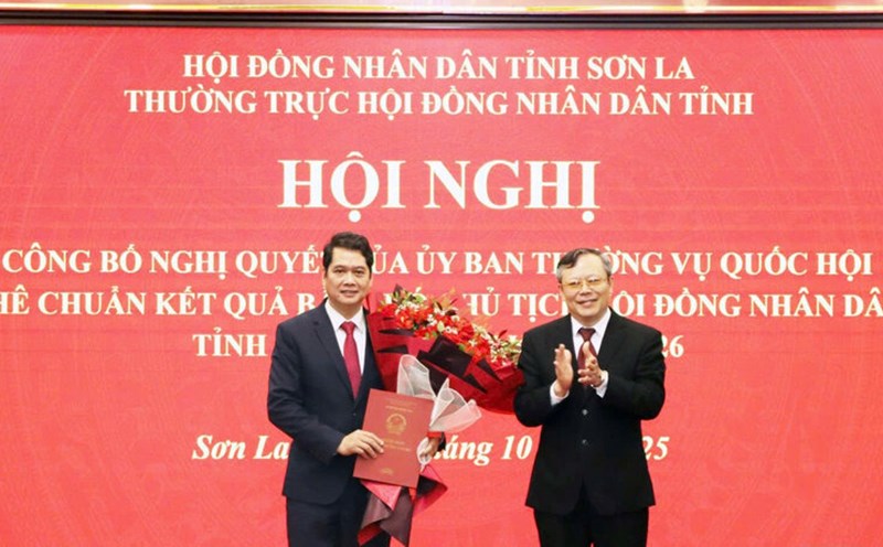 Mr. Nguyen Thai Hung, Chairman of the People's Council of Son La province, presented the decision and congratulated Mr. Vi Duc Tho. Photo: Nguyen Thu