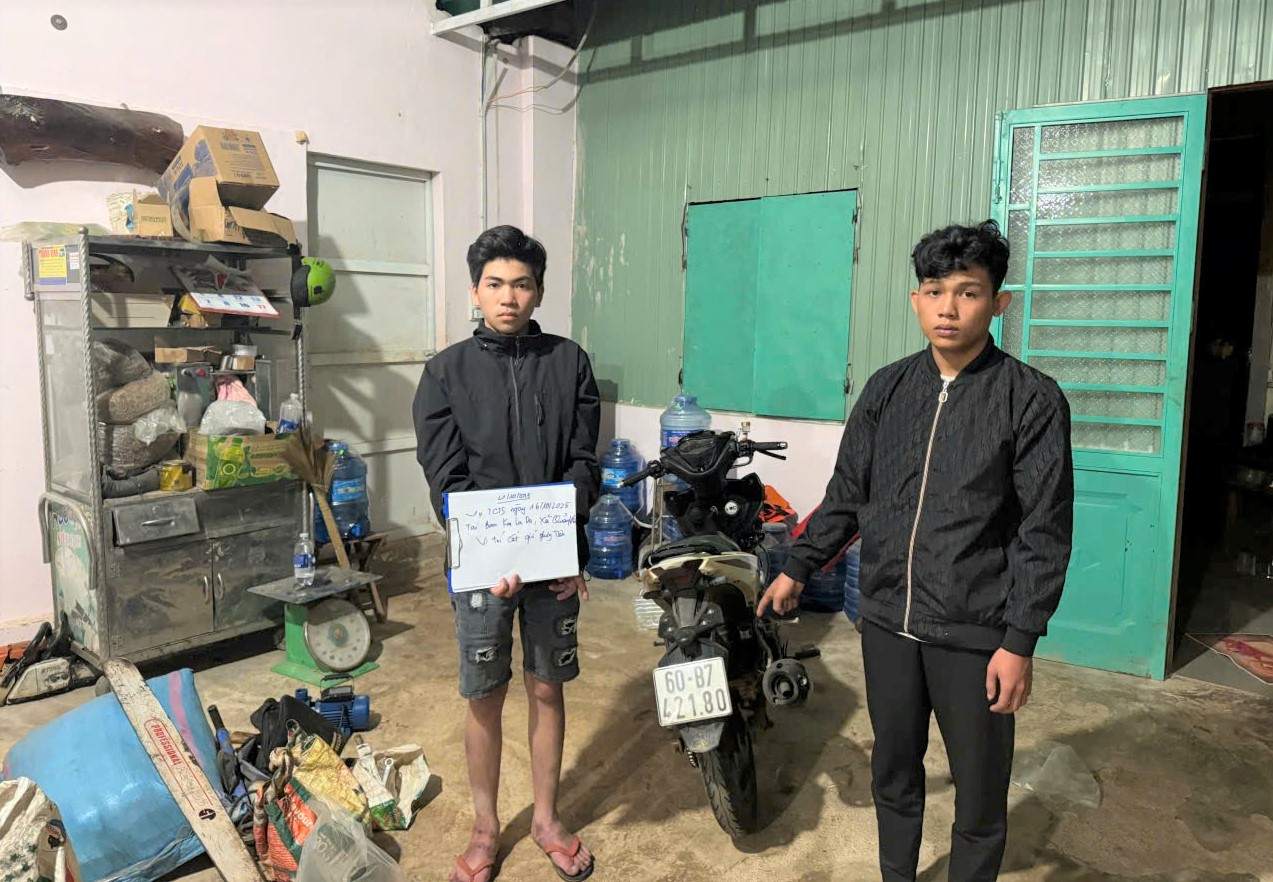 Hai đối tượng thực hiện 4 vụ trộm cắp xe máy bị Công an xã Bảo Lâm 5 (Lâm Đồng) bắt giữ. Ảnh: Phúc Khánh