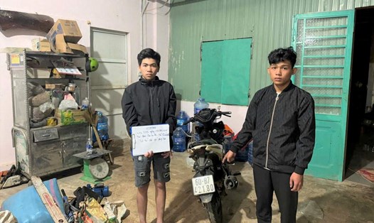 Hai đối tượng thực hiện 4 vụ trộm cắp xe máy bị Công an xã Bảo Lâm 5 (Lâm Đồng) bắt giữ. Ảnh: Phúc Khánh