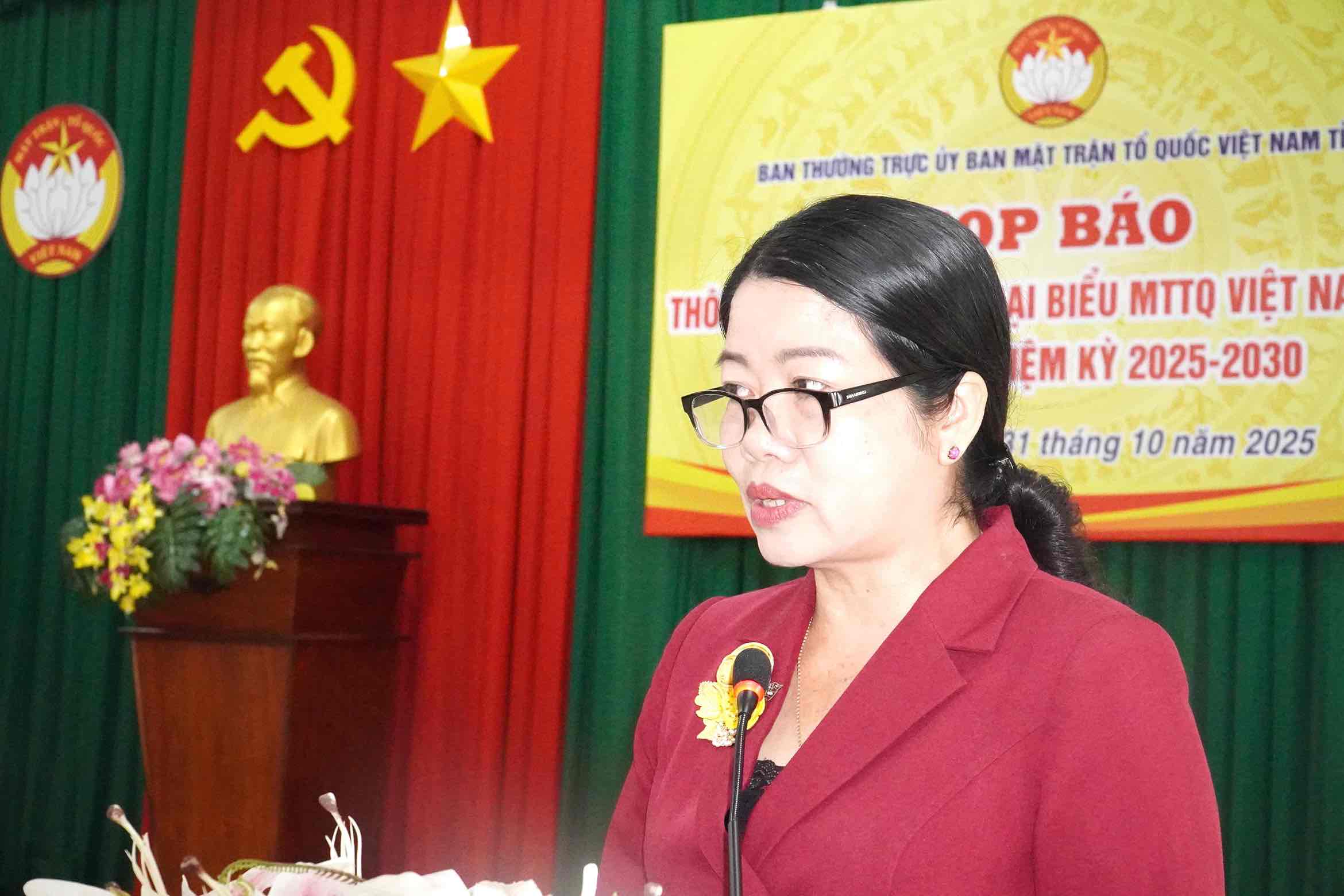 Pho Chu tich Uy ban MTTQ Viet Nam tinh Dong Nai Luu Thi Ha thong tin ve chuong trinh Dai hoi. Anh: HAC