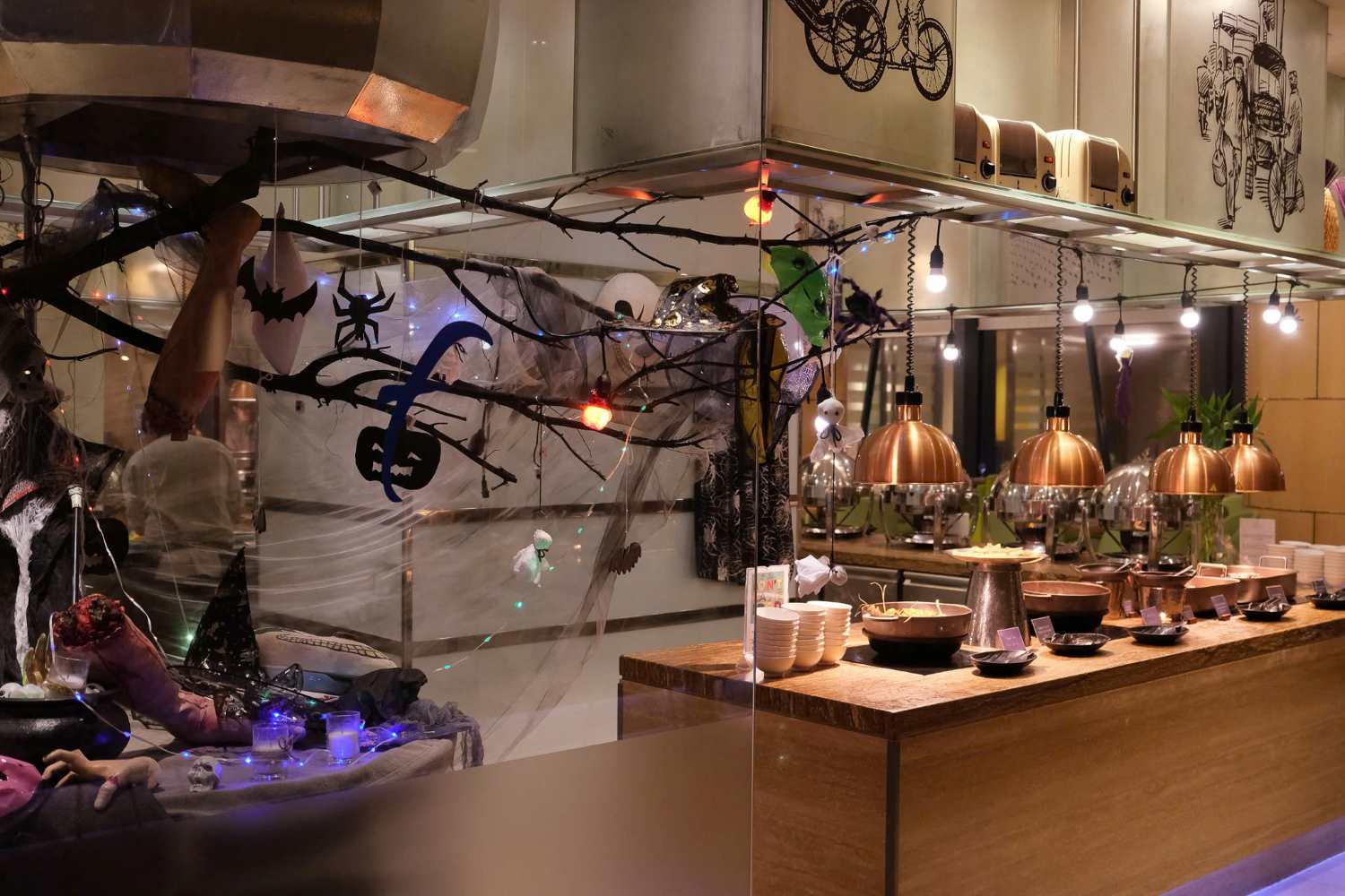 Khong khi Halloween o nha hang Feast, khach san Sheraton Nha Trang Hotel & Spa. Anh: Nguyen Vien