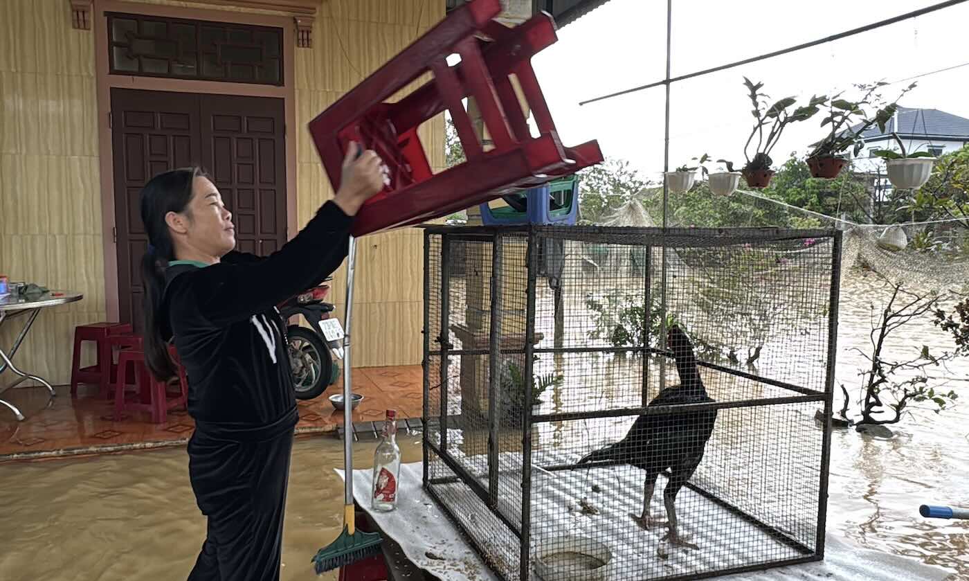 People raise their belongings and pets to high ground. Photo: Cong Sang