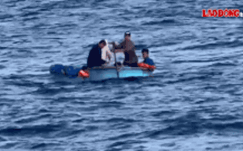 The crew of the fishing boat sank at sea near Con Dao. Photo: Border Guard