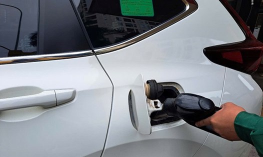 Giá xăng dầu hôm nay đồng loạt giảm mạnh. Ảnh: Hà Vy