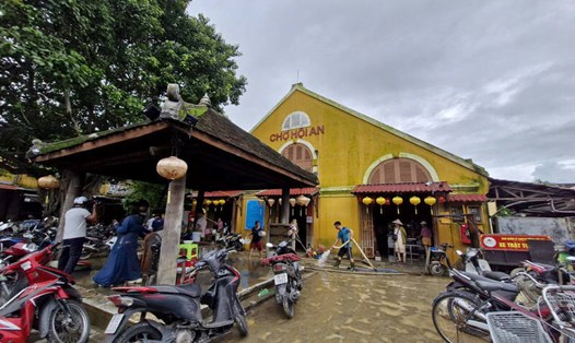 Chợ Hội An sau lũ. Ảnh: Thu Giang