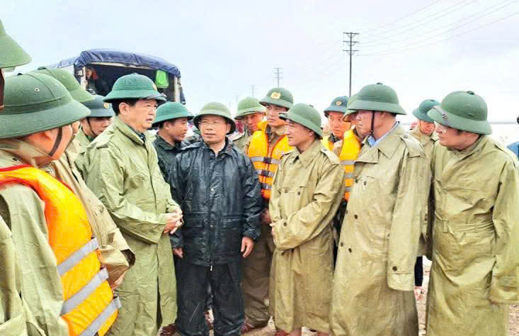 Deputy Prime Minister Mai Van Chinh inspected the flood response work in Ha Tinh. Photo: Hoang Anh.