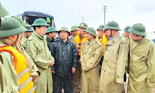 Phó Thủ tướng Mai Văn Chính kiểm tra công tác ứng phó mưa lũ ở Hà Tĩnh. Ảnh: Hoàng Anh.