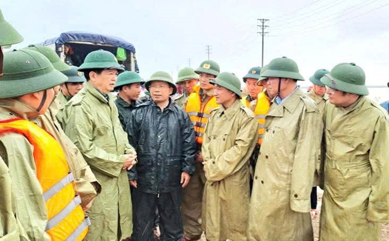 Deputy Prime Minister Mai Van Chinh inspected the flood response work in Ha Tinh. Photo: Hoang Anh.