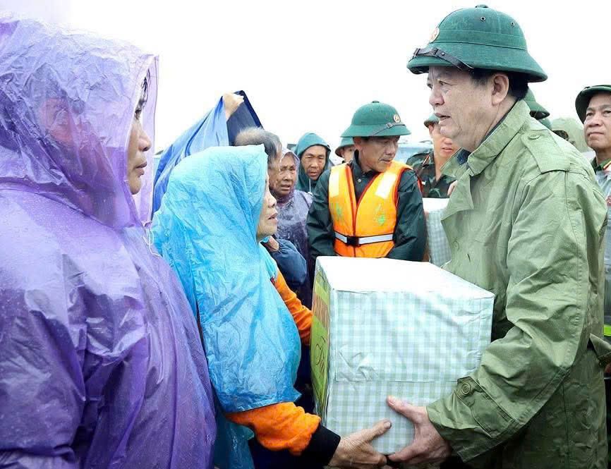 Pho Thu tuong Mai Van Chinh tang qua cho nguoi dan phuong Vung Ang. Anh: Hoang Anh.