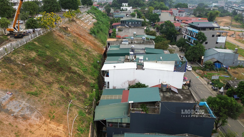 Ke be tong phia sau nhung ngoi nha co dau hieu bi be cong, phinh ra. Anh: Dinh Dai