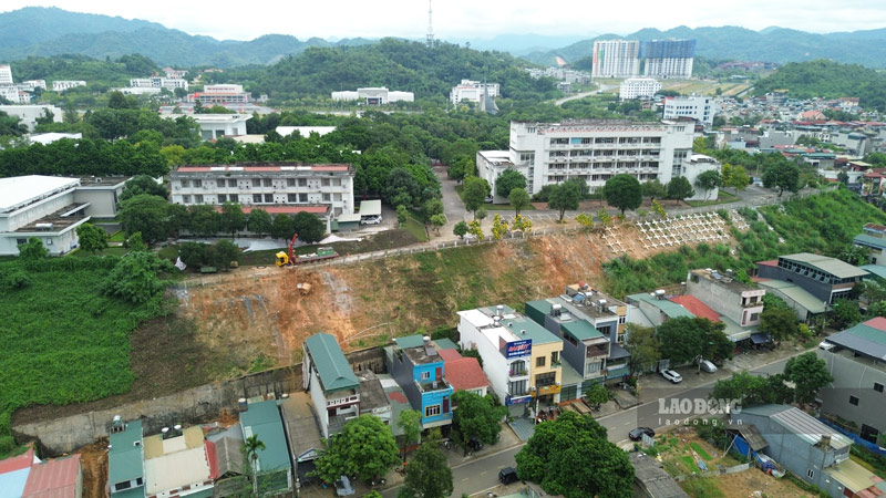 16 households behind Lao Cai Provincial Political School have been evacuated to a safe place. Photo: Dinh Dai
