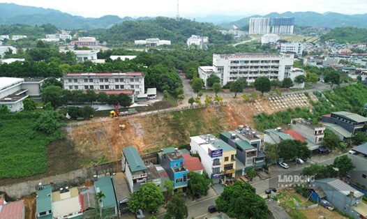 16 hộ dân phía sau Trường Chính trị tỉnh Lào Cai đã được di dời đến nơi an toàn. Ảnh: Đinh Đại