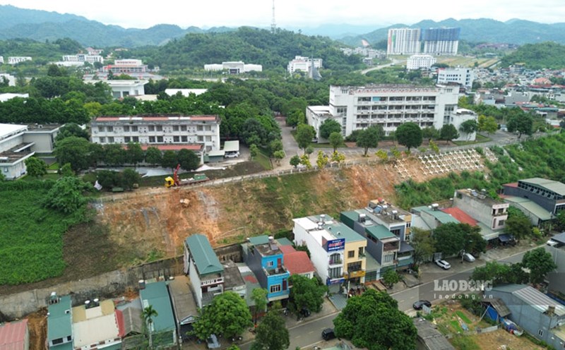 16 households behind Lao Cai Provincial Political School have been evacuated to a safe place. Photo: Dinh Dai