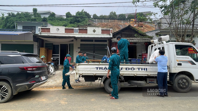 Luc luong chuc nang phuong Cam Duong, tinh Lao Cai ho tro nguoi dan di doi tai san va dat bien canh bao. Anh: Dinh Dai