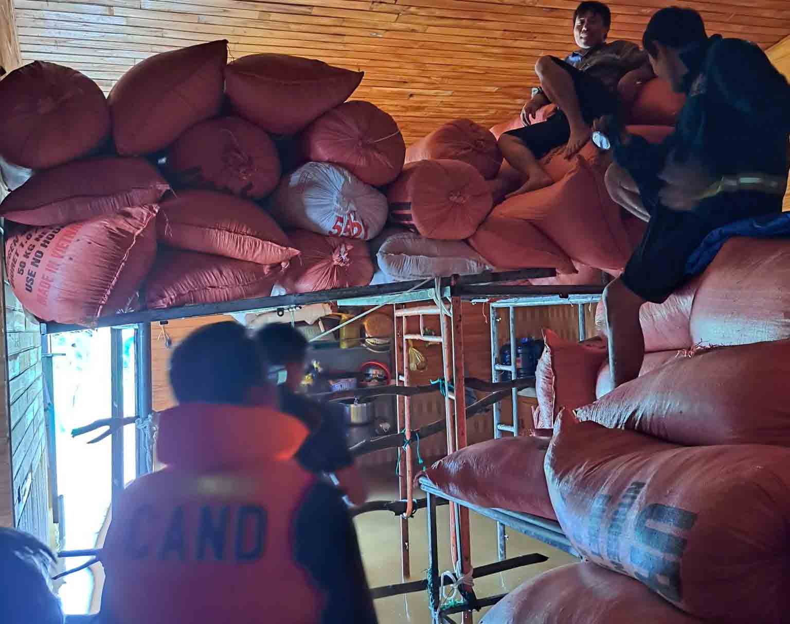 Cong an giup nguoi dan phuong Vung Ang ke cao tai san. Anh: Hoang Anh.