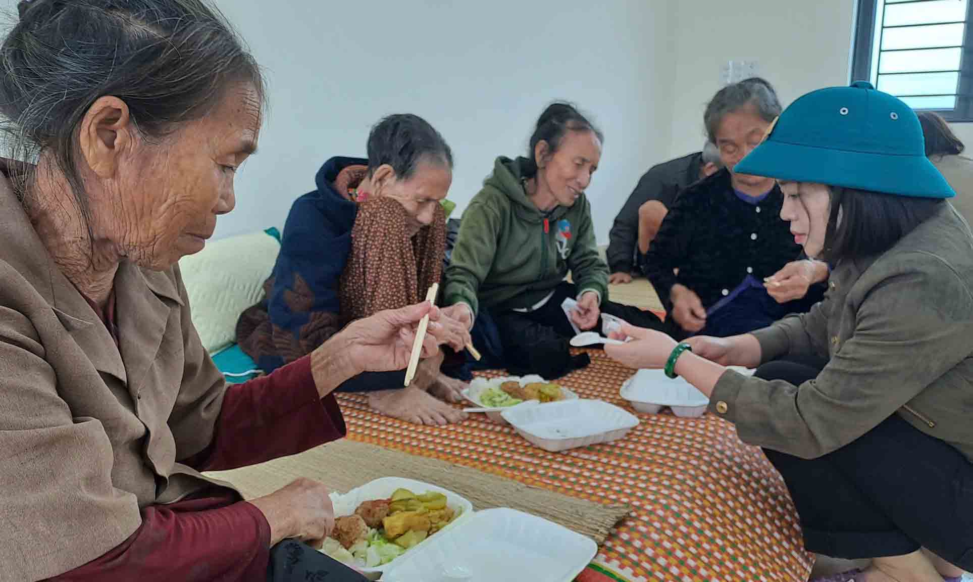 People in Vung Ang ward evacuated to the gathering place at Ky Thinh 2 Primary School to be guaranteed rice, water, and rest conditions. Photo: Hoang Anh.
