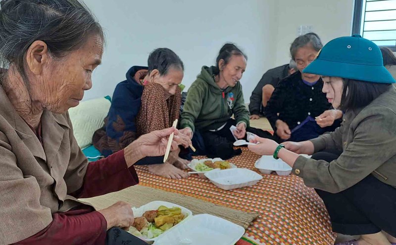People in Vung Ang ward evacuated to the gathering place at Ky Thinh 2 Primary School to be guaranteed rice, water, and rest conditions. Photo: Hoang Anh.