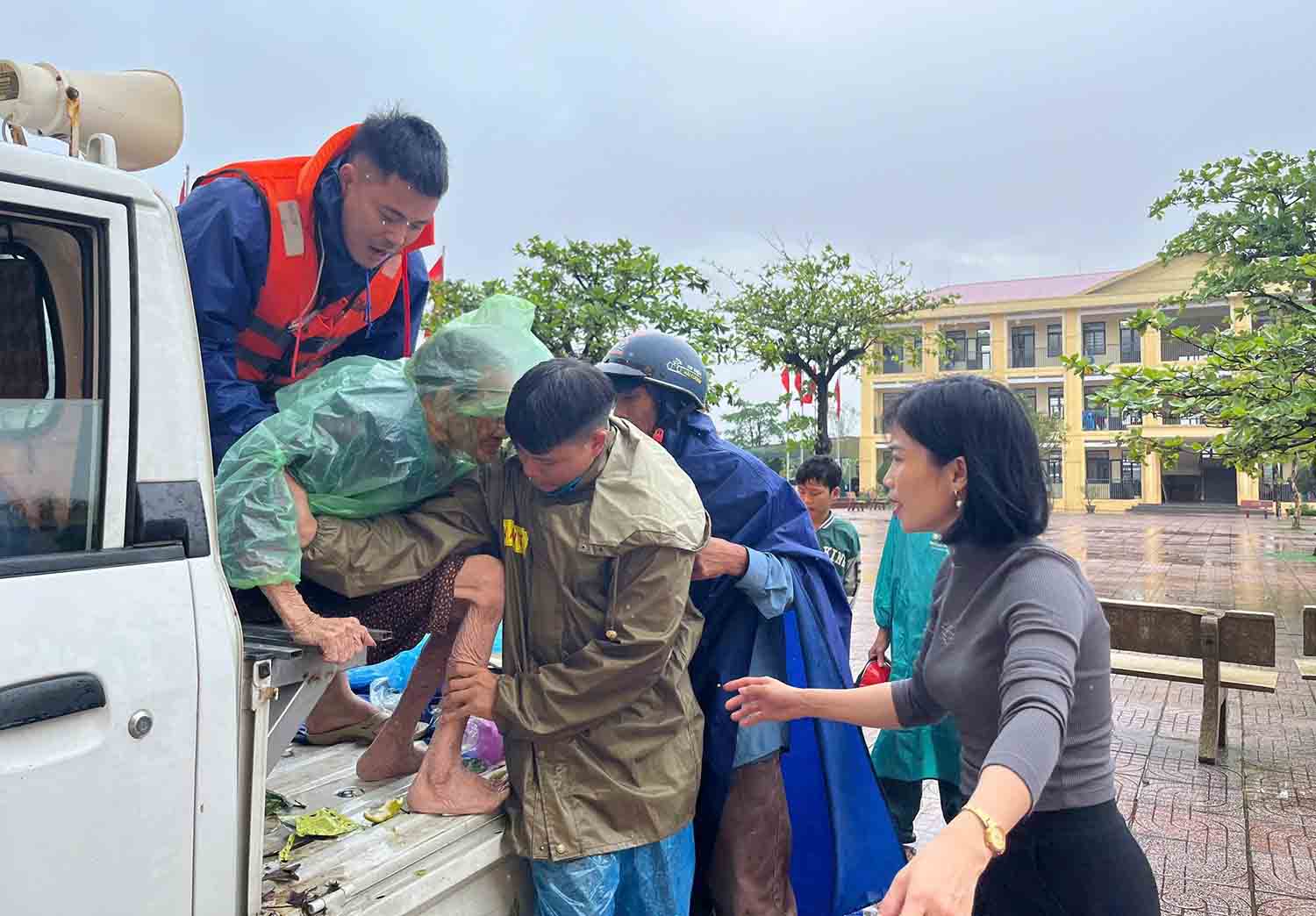 Cong nguoi gia vao diem so tan tap trung. Anh: Hoang Anh.