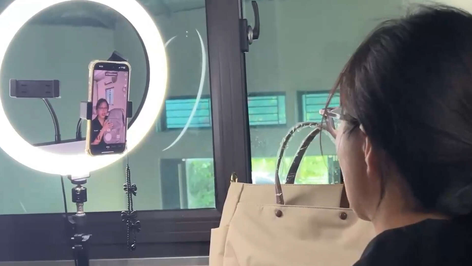 Chi Ha tiep tuc theo duoi hinh thuc lam viec tu do thay vi moi truong van phong co dinh. Anh: Cao Thom