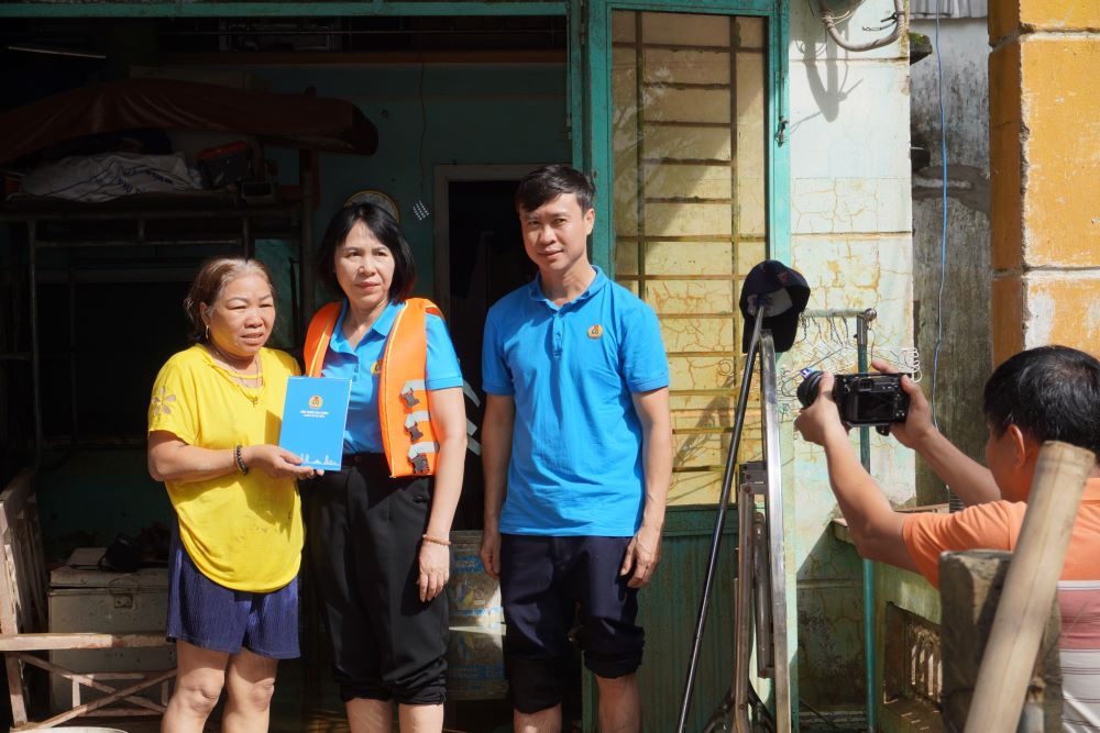 Ba Ho Thi Lan Huong - Pho Chu tich LDLD TP Da Nang tham hoi, trao qua cho truong hop co hoan canh dac biet kho khan, bi thiet hai ve tai san, nha o, phuong tien sinh hoat do ngap lut keo dai. Anh: Tran Thi