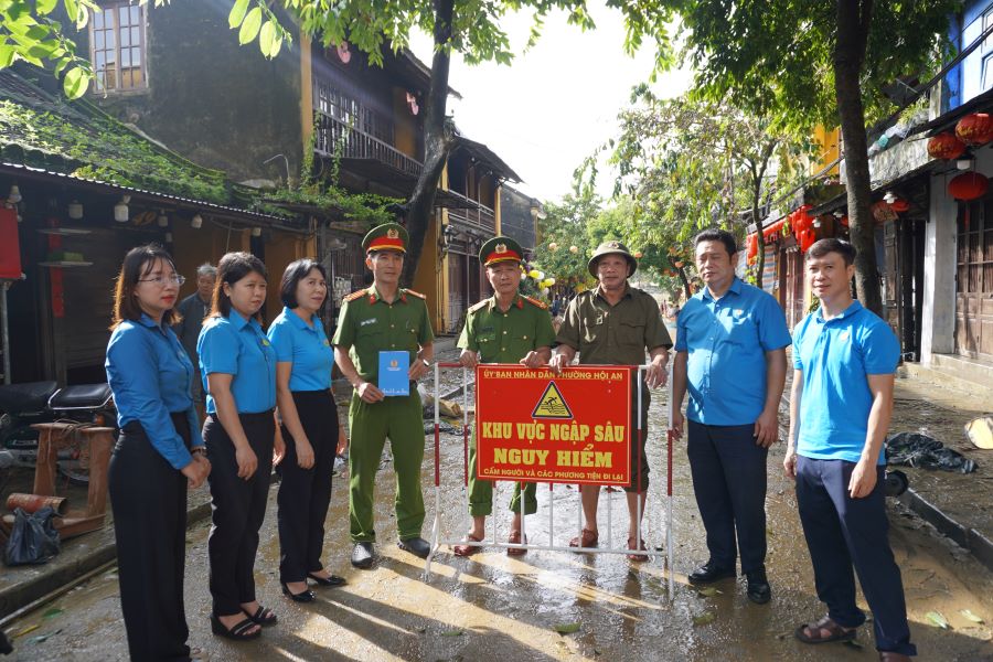 LDLD TP trao tang qua, dong vien tinh than cac luc luong dang ngay dem ho tro nguoi dan khac phuc hau qua mua lu. Anh: Tran Thi