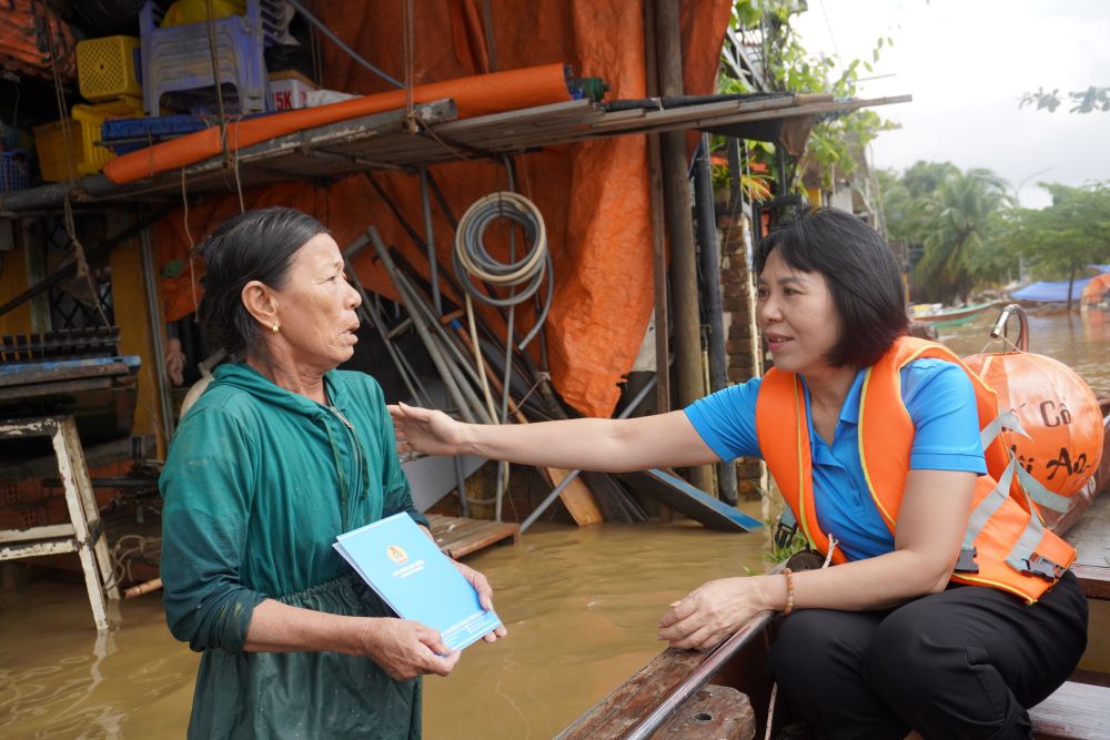The Da Nang Labor Federation presented gifts and encouraged frontline forces and workers after the flood. Photo: Tran Thi