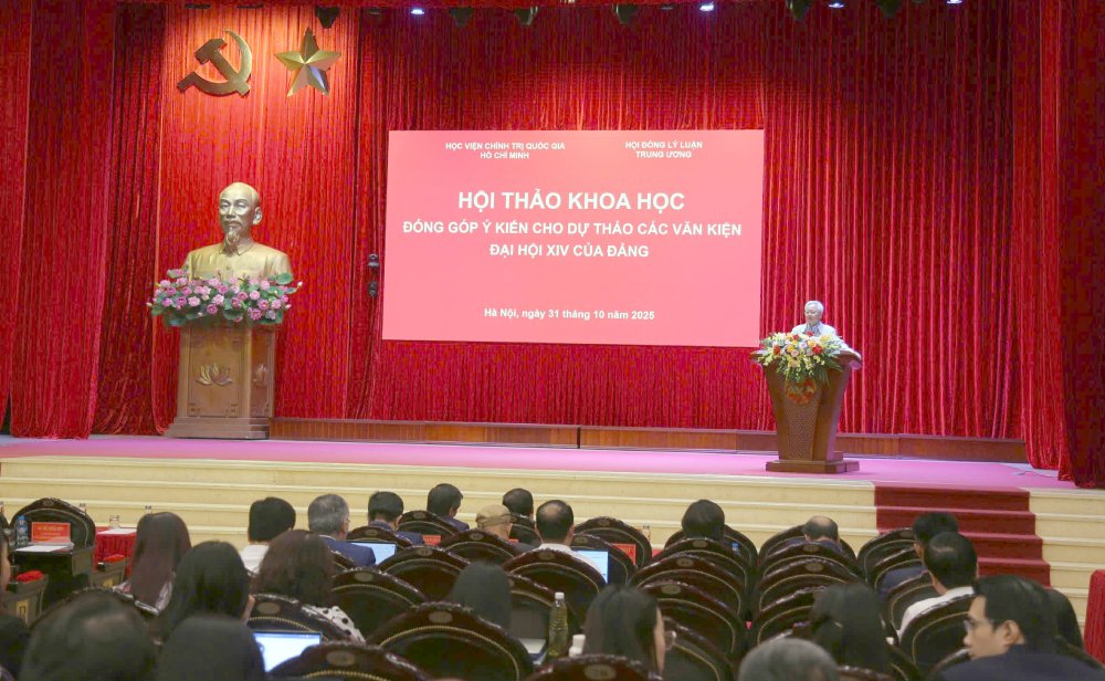 Hoi thao khoa hoc voi chu de “Dong gop y kien cho Du thao cac Van kien Dai hoi XIV cua Dang”. Anh: Tran Vuong