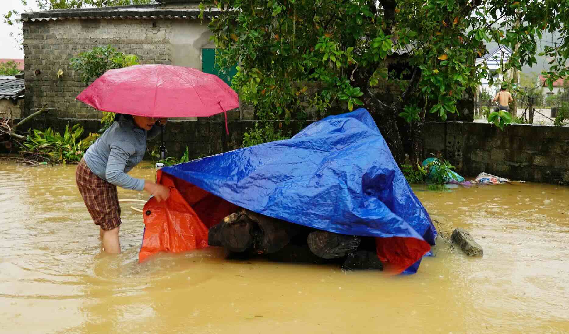 People clean up their belongings to avoid flooding, beware of rising water sweeping away property. Photo: Cong Sang