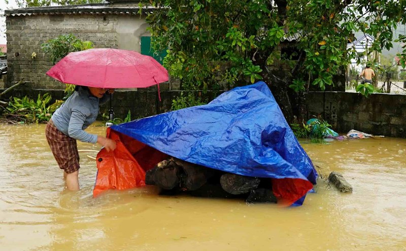 People clean up their belongings to avoid flooding, beware of rising water sweeping away property. Photo: Cong Sang