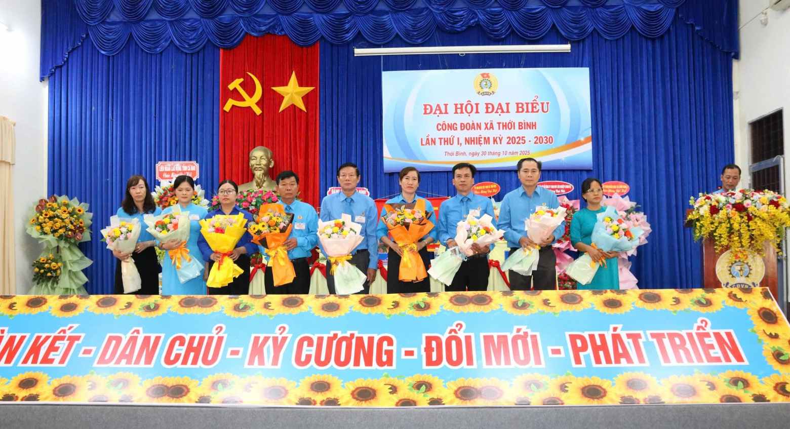 The Executive Committee of the Thoi Binh Commune Trade Union, Ca Mau was introduced at the congress. Photo: Diem Chi