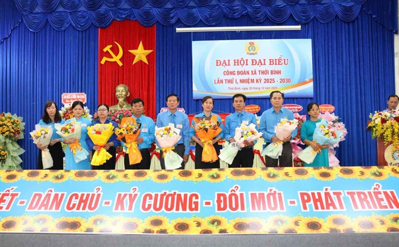 The Executive Committee of the Thoi Binh Commune Trade Union, Ca Mau was introduced at the congress. Photo: Diem Chi