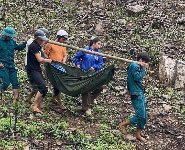 The militia coordinated with local people to take patients across mountains and landslides to the Quang Ngai General Hospital for emergency care. Photo: Duc Minh
