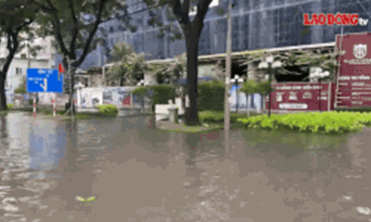 Nước ngập sâu ở một số đoạn trên quốc lộ 51, đoạn ngang phường Phú Mỹ, TPHCM. Ảnh: Thành An