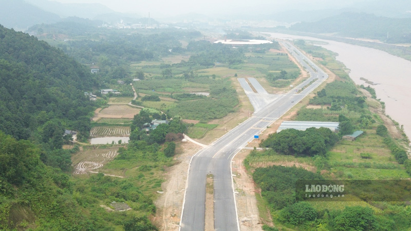Phan lon Tinh lo 156 doc bo song Hong (xa Bat Xat, tinh Lao Cai) da hoan thanh tham nhua. Anh: Dinh Dai 
